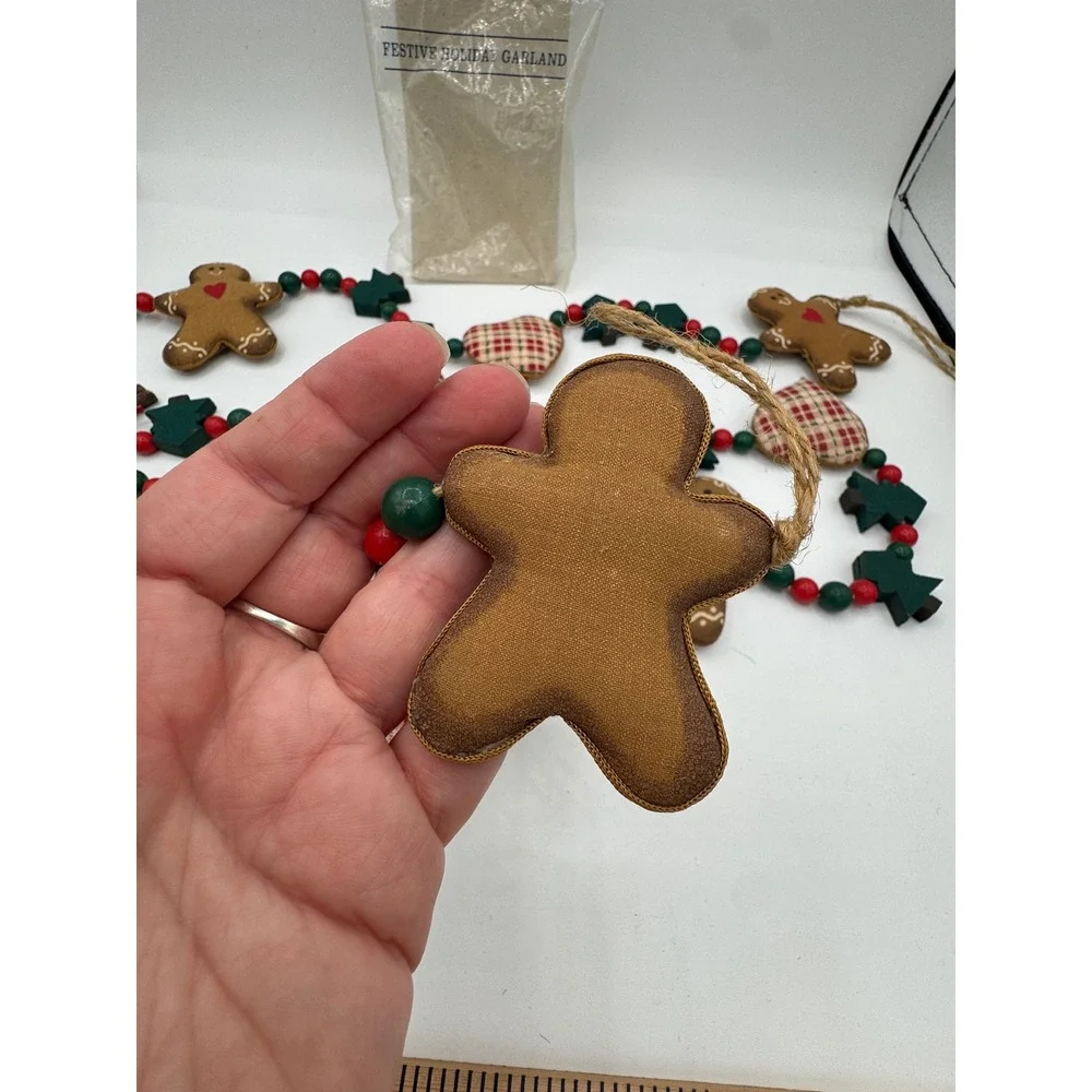Avon Gift Collection Festive Holiday Garland Gingerbread Men Hearts Wood Trees